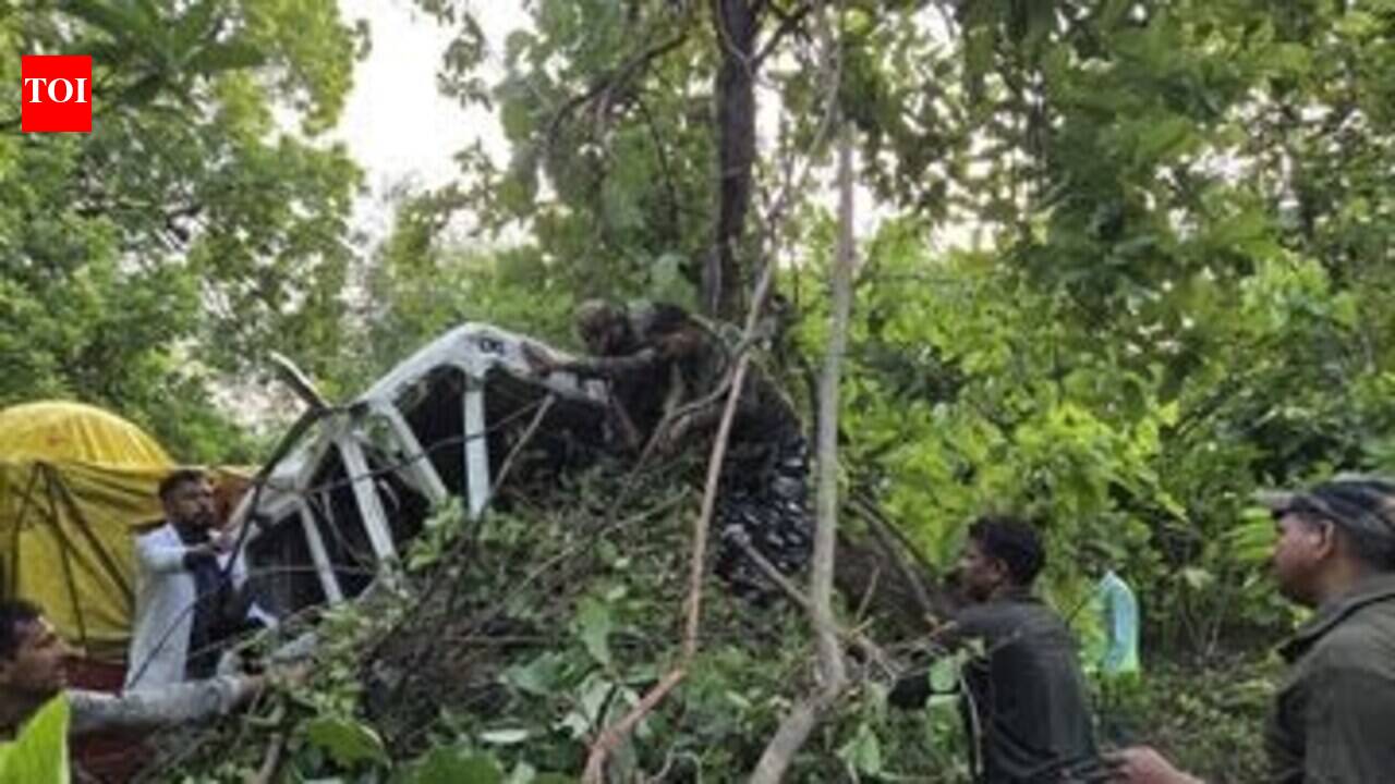 Trailer truck plunges into 20-ft gorge in Hazaribag’s Danua Valley, driver injured