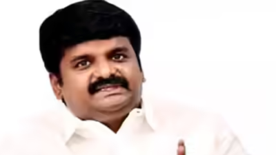 Ahead of joining TVK, Vijayabaskar distributes gift hamper to voters in Viralimalai