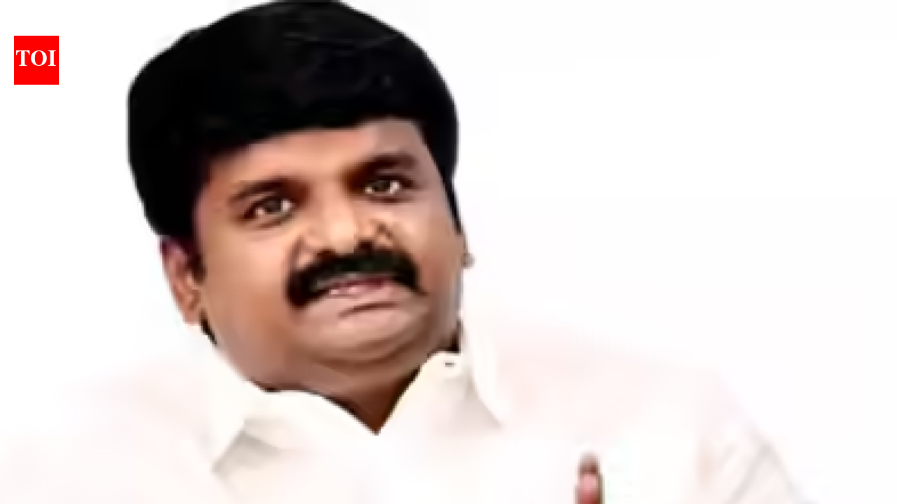 Ahead of joining TVK, Vijayabaskar distributes gift hamper to voters in Viralimalai