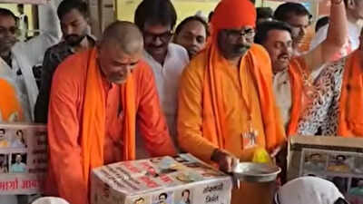 Shiv Sena (UBT) workers stage 'begging protest' against MPs who joined Shinde faction in Jalna