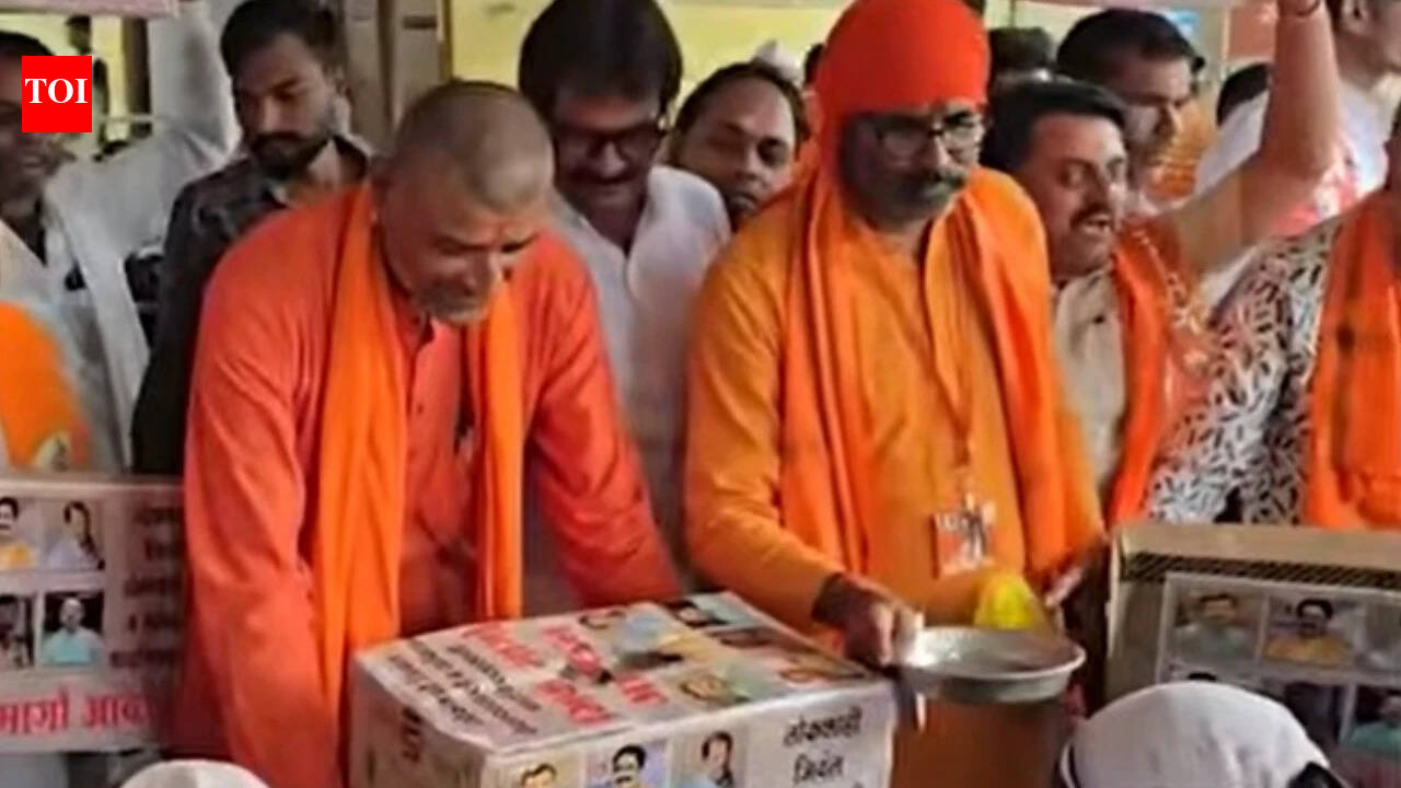 Shiv Sena (UBT) workers stage 'begging protest' against MPs who joined Shinde faction in Jalna