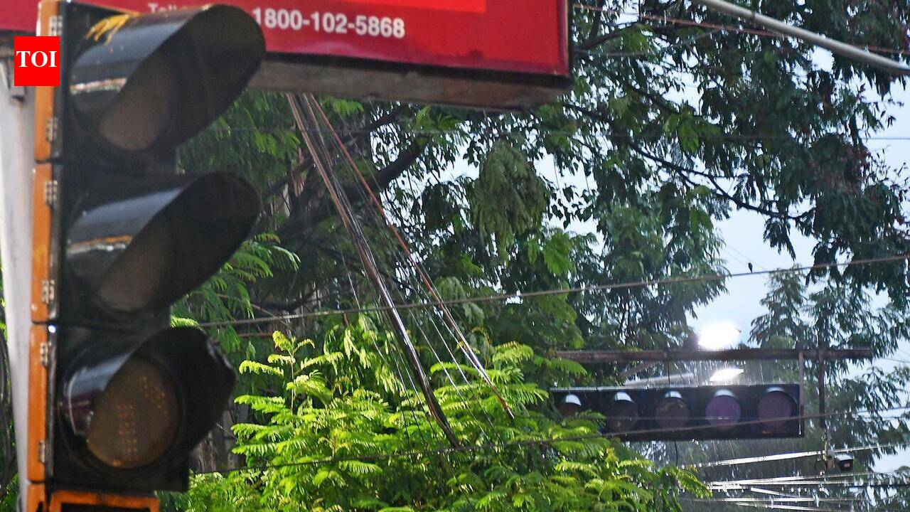 Signals go on blink mode, cops deploy manual control