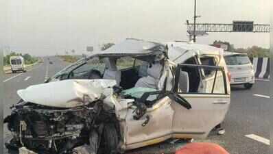 Car crashes into parked trailer on Delhi-Mumbai eway, 1 dead, 4 injured