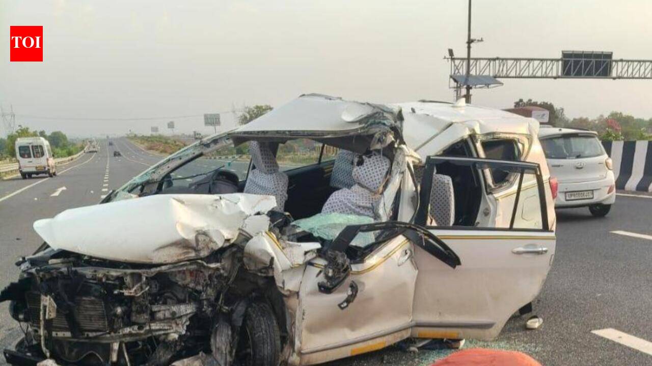 Car crashes into parked trailer on Delhi-Mumbai eway, 1 dead, 4 injured