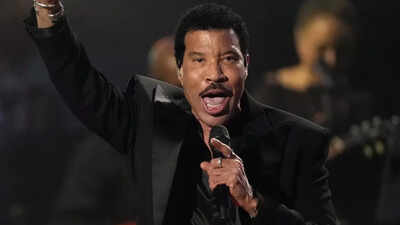 Lionel Richie HOSPITALISED after falling ill onstage; singer cuts short opening night of tour - WATCH