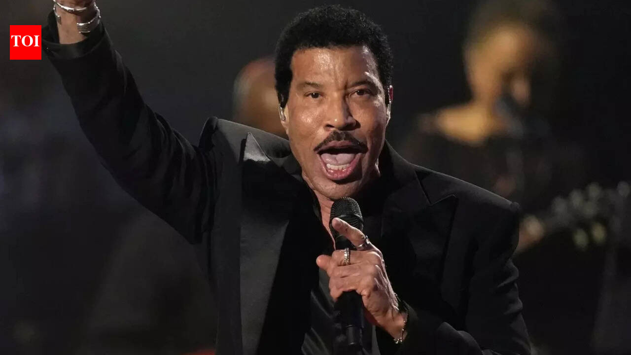 Lionel Richie HOSPITALISED after falling ill onstage; singer cuts short opening night of tour - WATCH