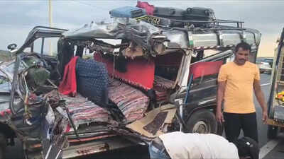 4 dead, 7 injured after MUV rams stationary lorry in Andhra Pradesh's Palnadu