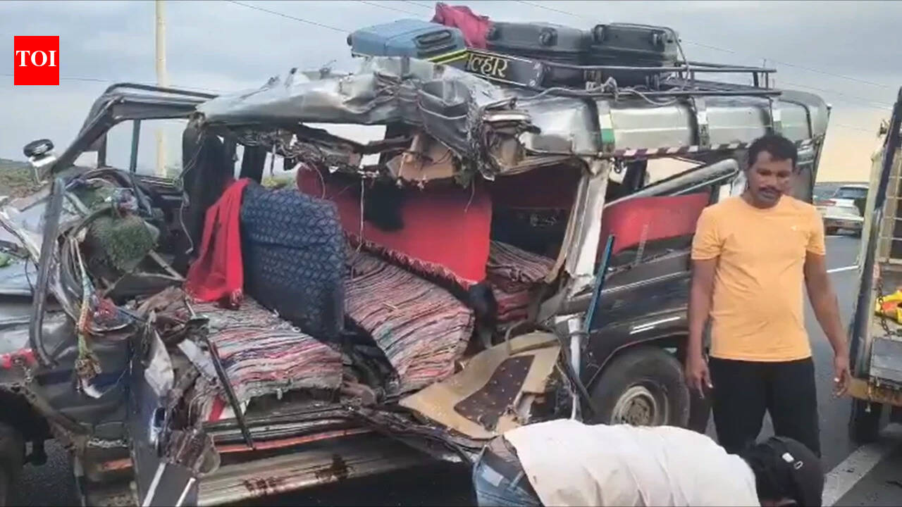 4 dead, 7 injured after MUV rams stationary lorry in Andhra Pradesh's Palnadu