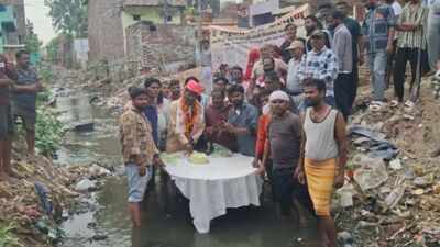  Agra BJP corporator cuts birthday cake in filthy drain to protest civic body's  'inaction'