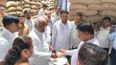 Kadadi slams govt over MSP gaps, pending dues to farmers