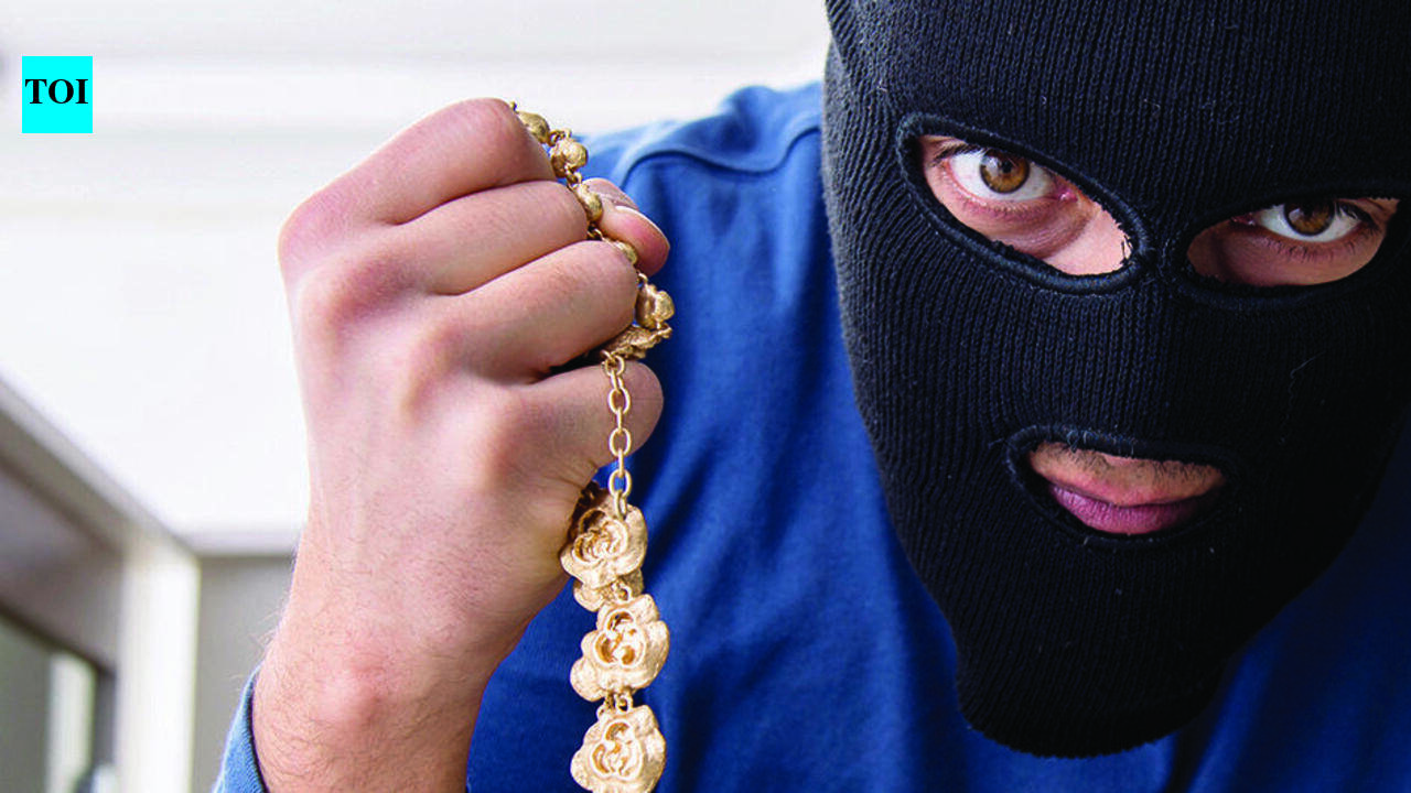 Man robbed of golf, cash by two transpersons