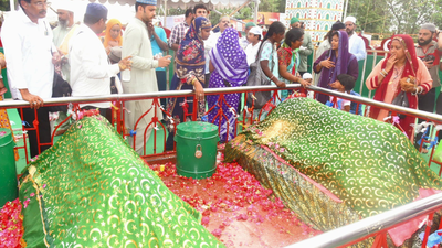  Tens of thousands gather for prayers, roti exchange tradition
