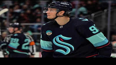  Ottawa Senators acquire Andre Burakovsky from Chicago Blackhawks for a 2027 sixth-round draft pick