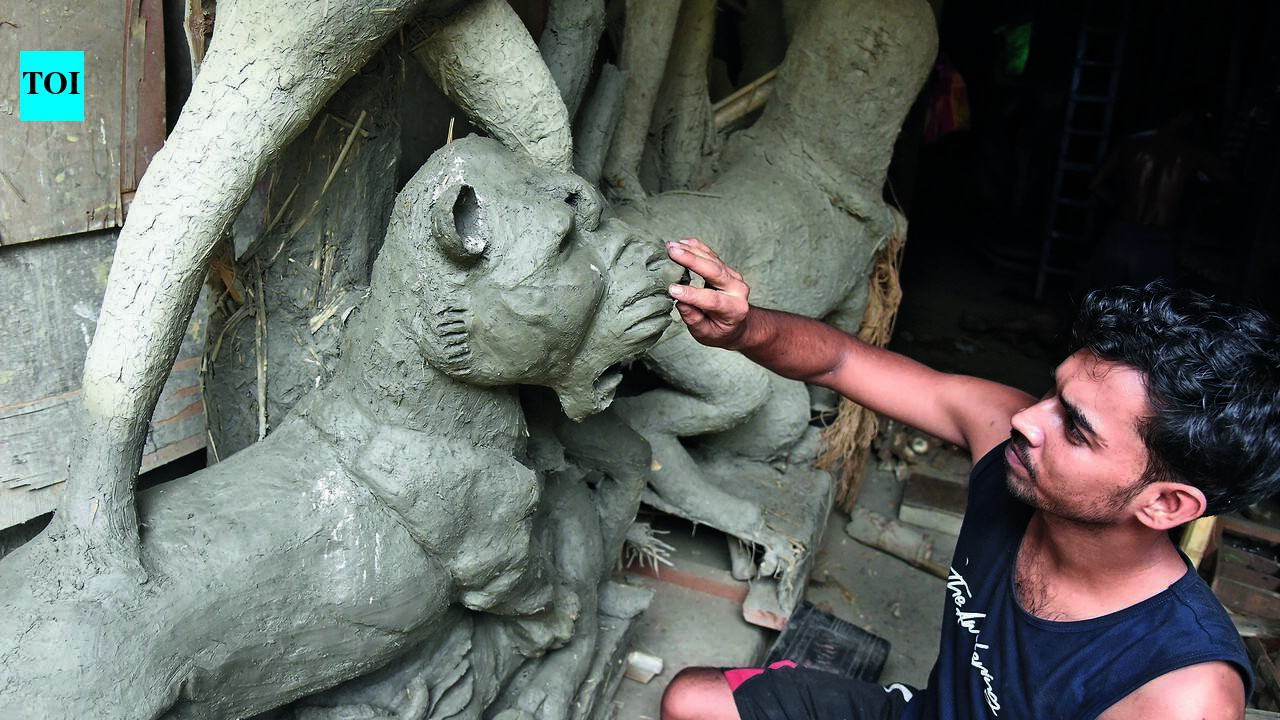 Clay flow resumes in Kumartuli, shortage continues