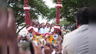 Siddaramaiah gets rousing welcome in Mysuru