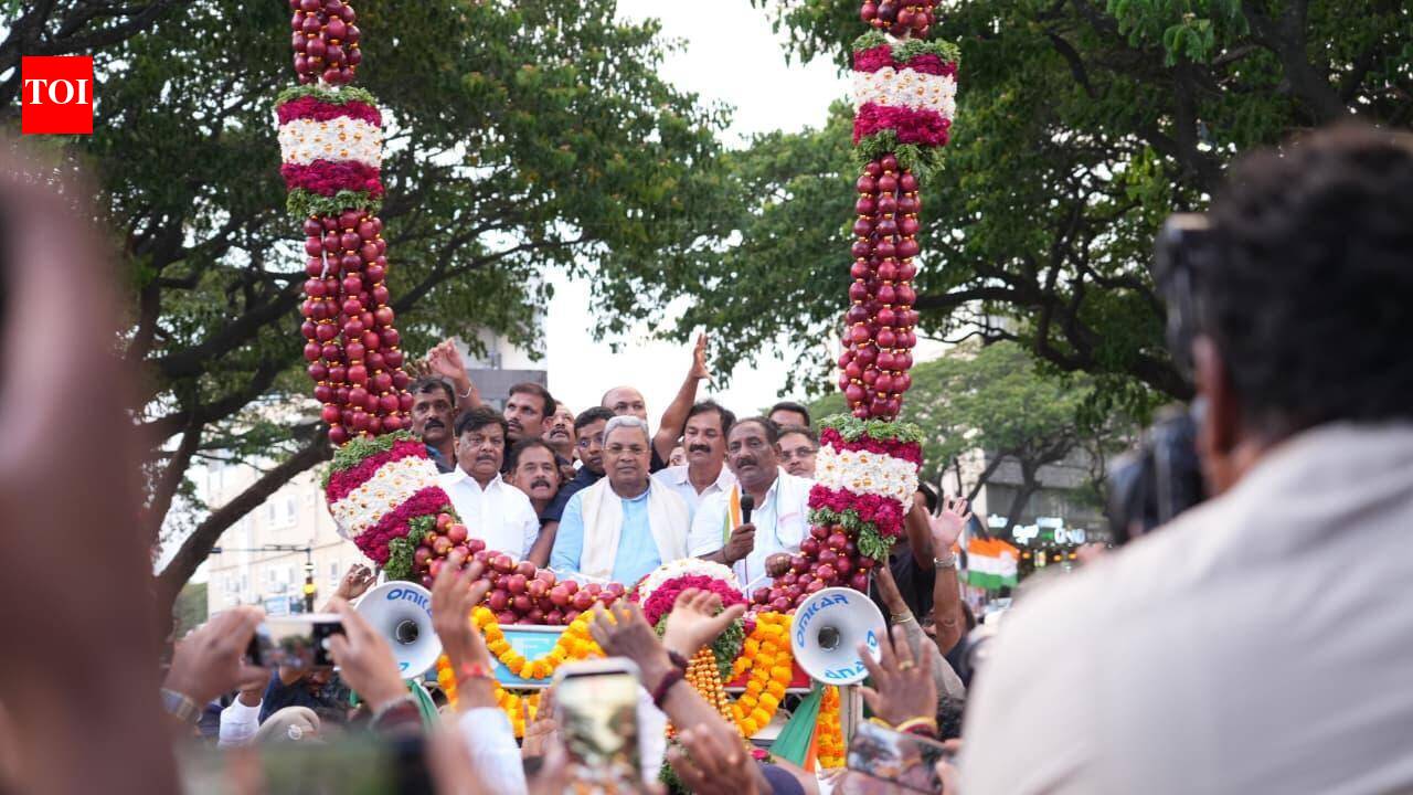 Siddaramaiah gets rousing welcome in Mysuru