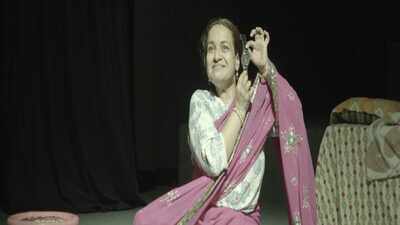 Theatre review - Album: A daughter's memories unfold in a moving solo performance