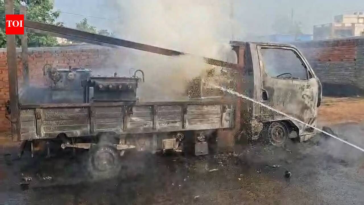 Van catches fire in Bokaro, driver escapes