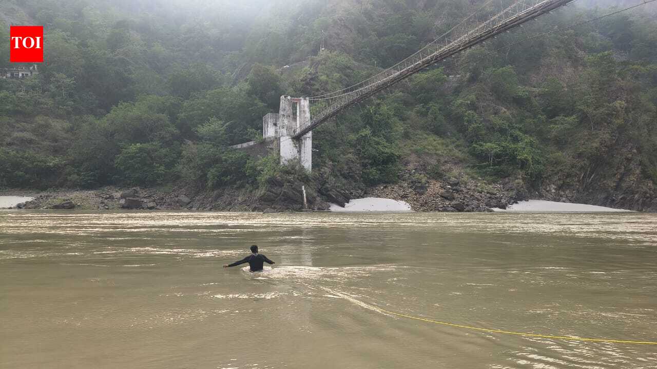 2 Delhi youths swept away in Rishikesh