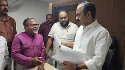 Chellanam residents submit memorandum to CM seeking seawall extension