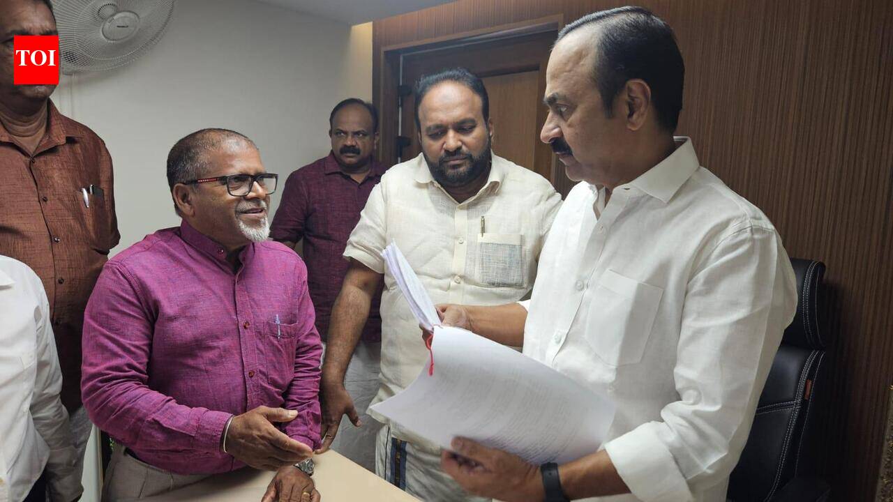 Chellanam residents submit memorandum to CM seeking seawall extension