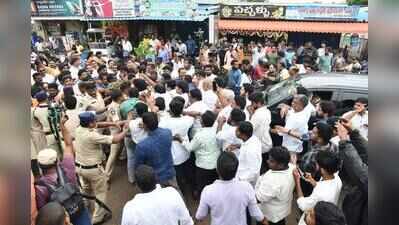 YSRCP leaders, Amaravati farmers clash in Undavalli; constable injured as police disperse mob
