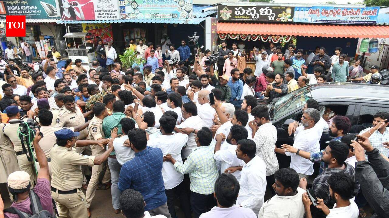 YSRCP leaders, Amaravati farmers clash in Undavalli; constable injured as police disperse mob