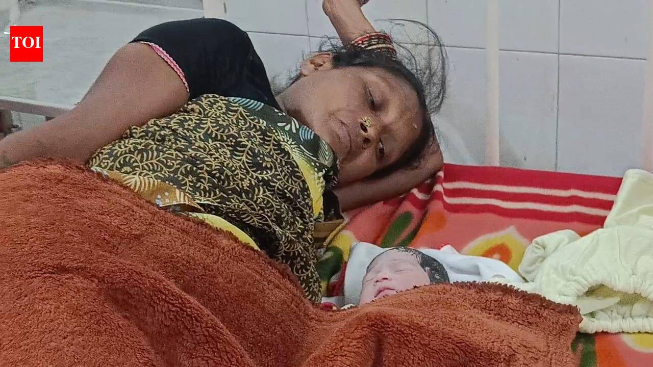 Woman delivers in auto while on way to hospital