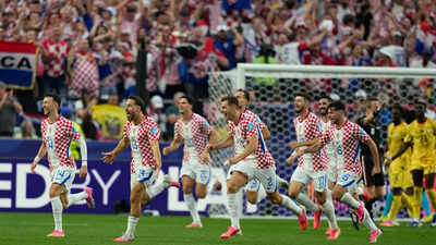  Vlasic, Sucic strike to seal Croatia's knockout berth with 2-1 win over Ghana