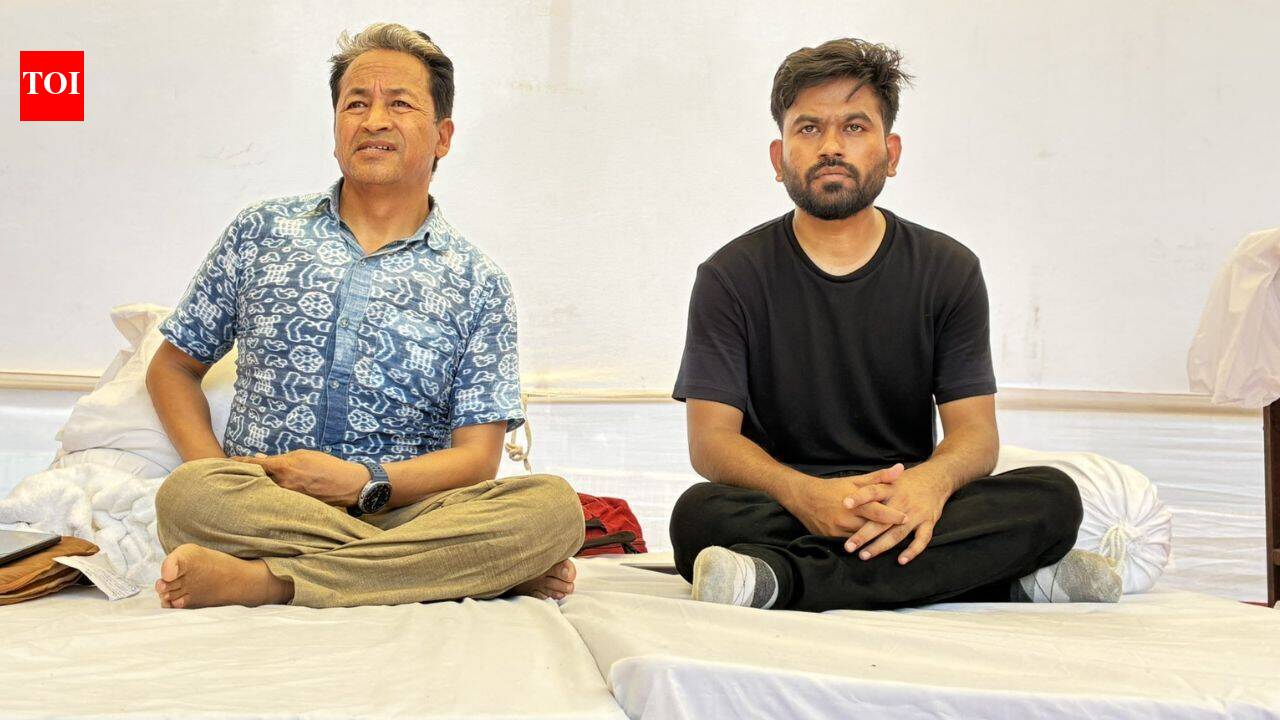 Sonam Wangchuk begins indefinite hunger strike at Jantar Mantar in support of CJP protest