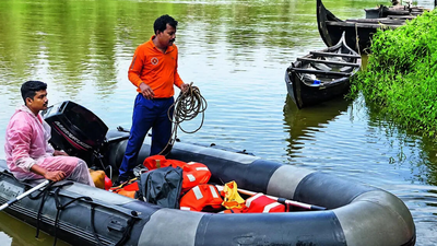 கேரள ஆற்றில் பெண்ணும், கைக்குழந்தையும் சடலமாகக் கண்டெடுக்கப்பட்ட ஒரு நாள் கழித்து, மூன்றாவது சடலம் மீட்கப்பட்டது; குடும்பத்தினர் தற்கொலை செய்துகொண்டிருக்கலாம் என போலீசார் சந்தேகிக்கின்றனர்.