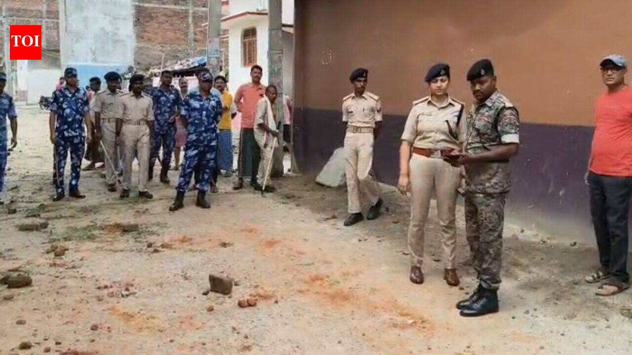 2 cops among 5 injured in West Champaran clash