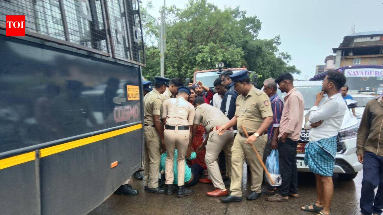 Street vendors protest MCC drive again; 9 taken into custody