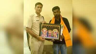 Cabbie returns tourist’s bag with gold, cash; honoured by Puri SP