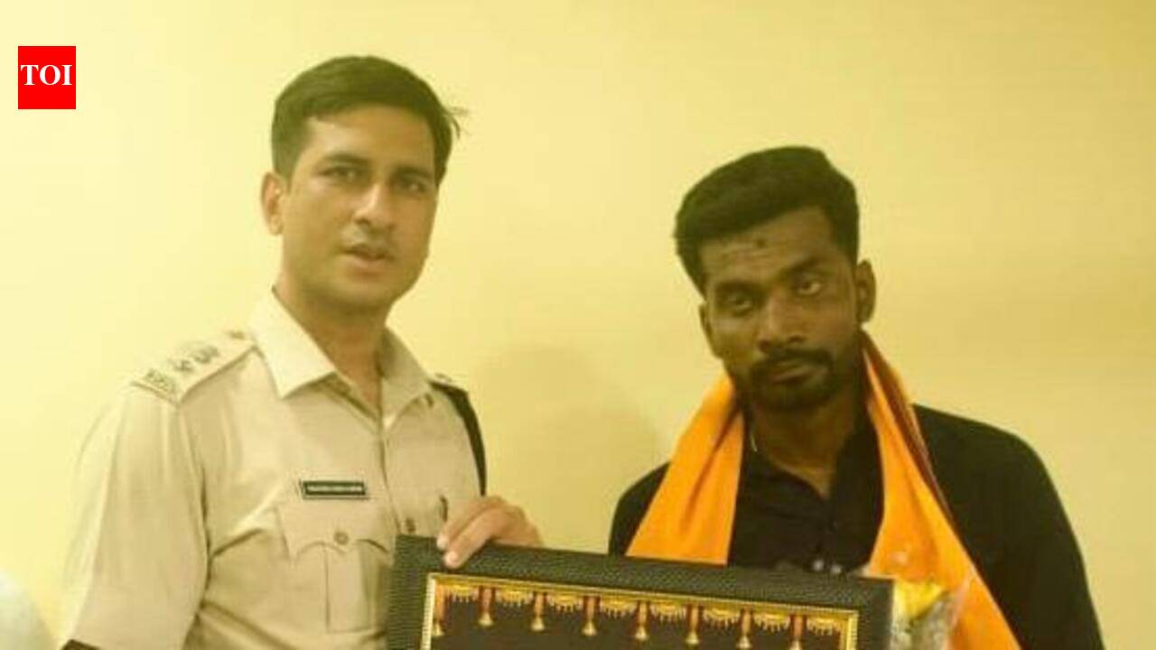 Cabbie returns tourist’s bag with gold, cash; honoured by Puri SP