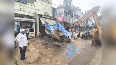 CMC clears 506 footpath encroachments during special drive