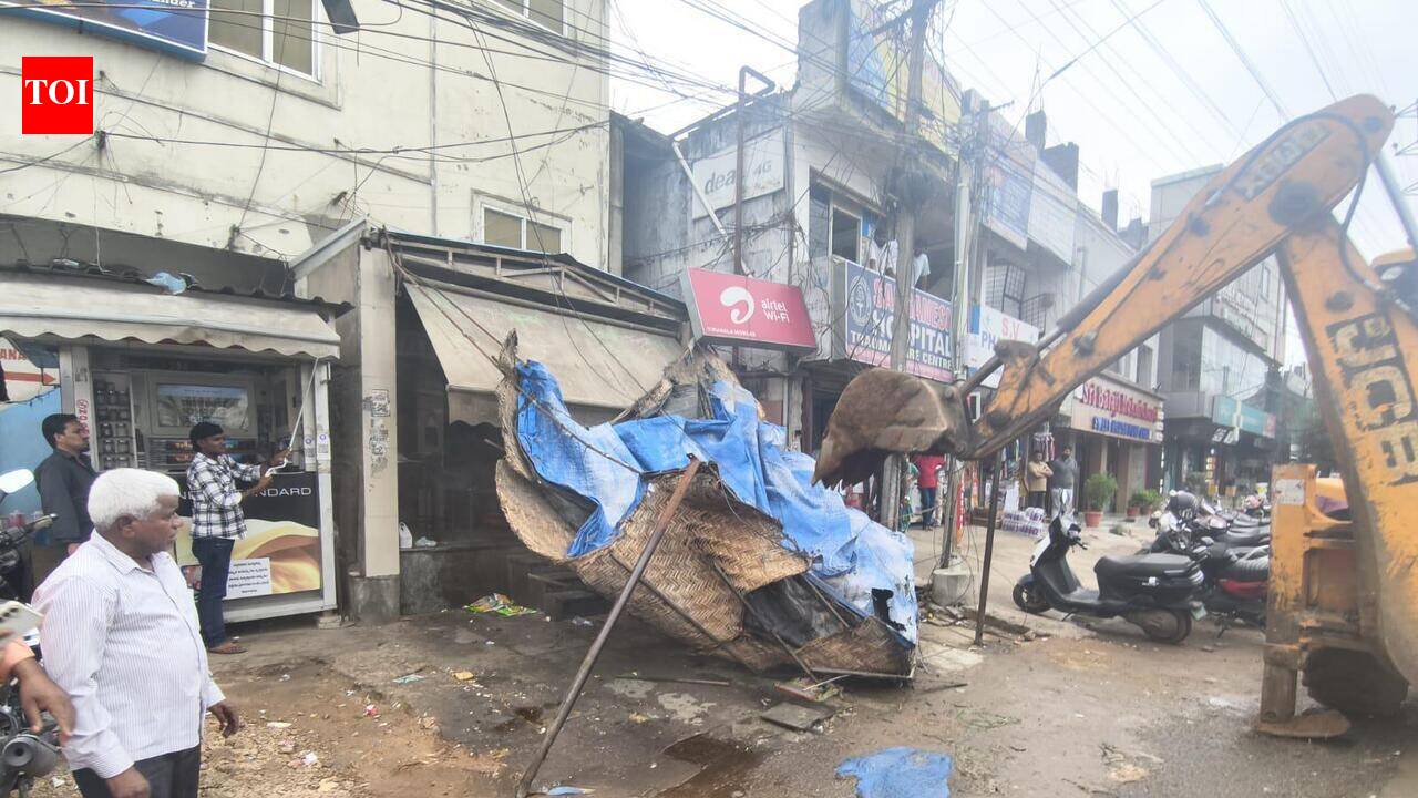 CMC clears 506 footpath encroachments during special drive