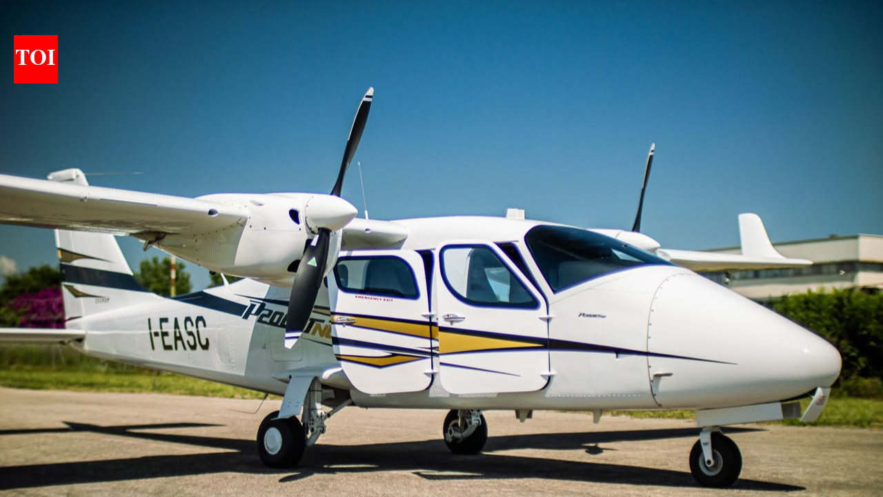 Trainee pilot hurt by running propeller while leaving aircraft