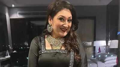  Sunita Ahuja gets injured during a task; breaks down while missing her children