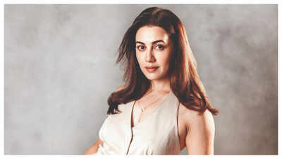  Esha Kansara