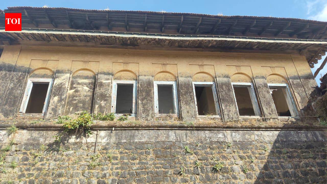 Ex-commissioner seeks funds for Madikeri fort restoration