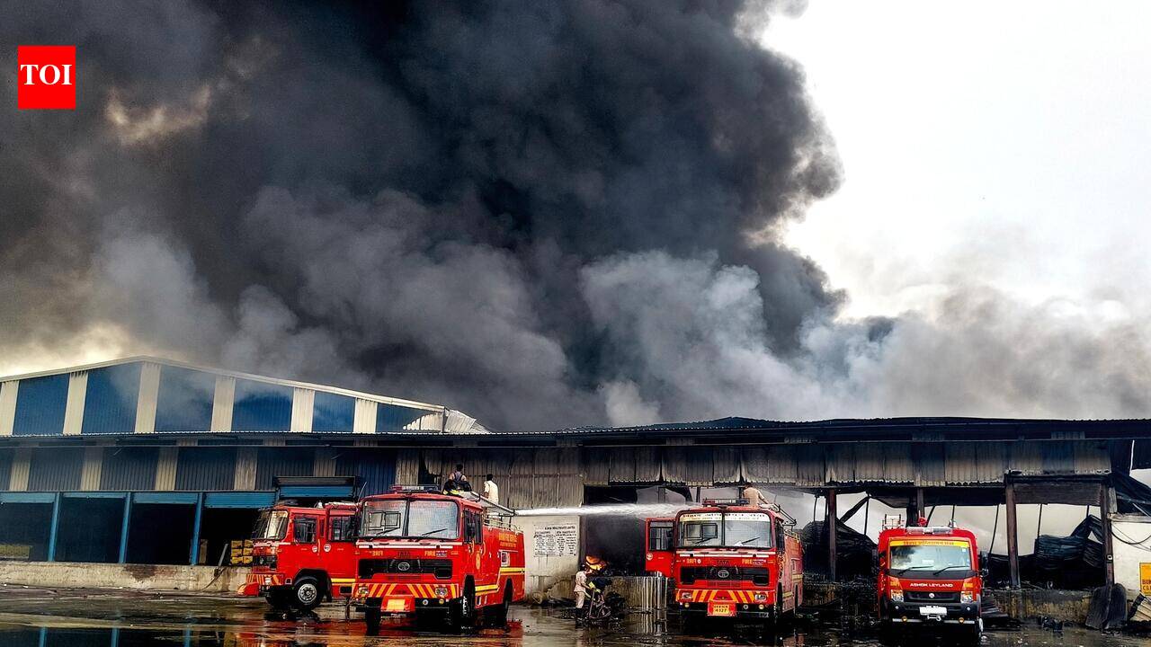 Warehouse gutted in Patna, edible oil stock destroyed