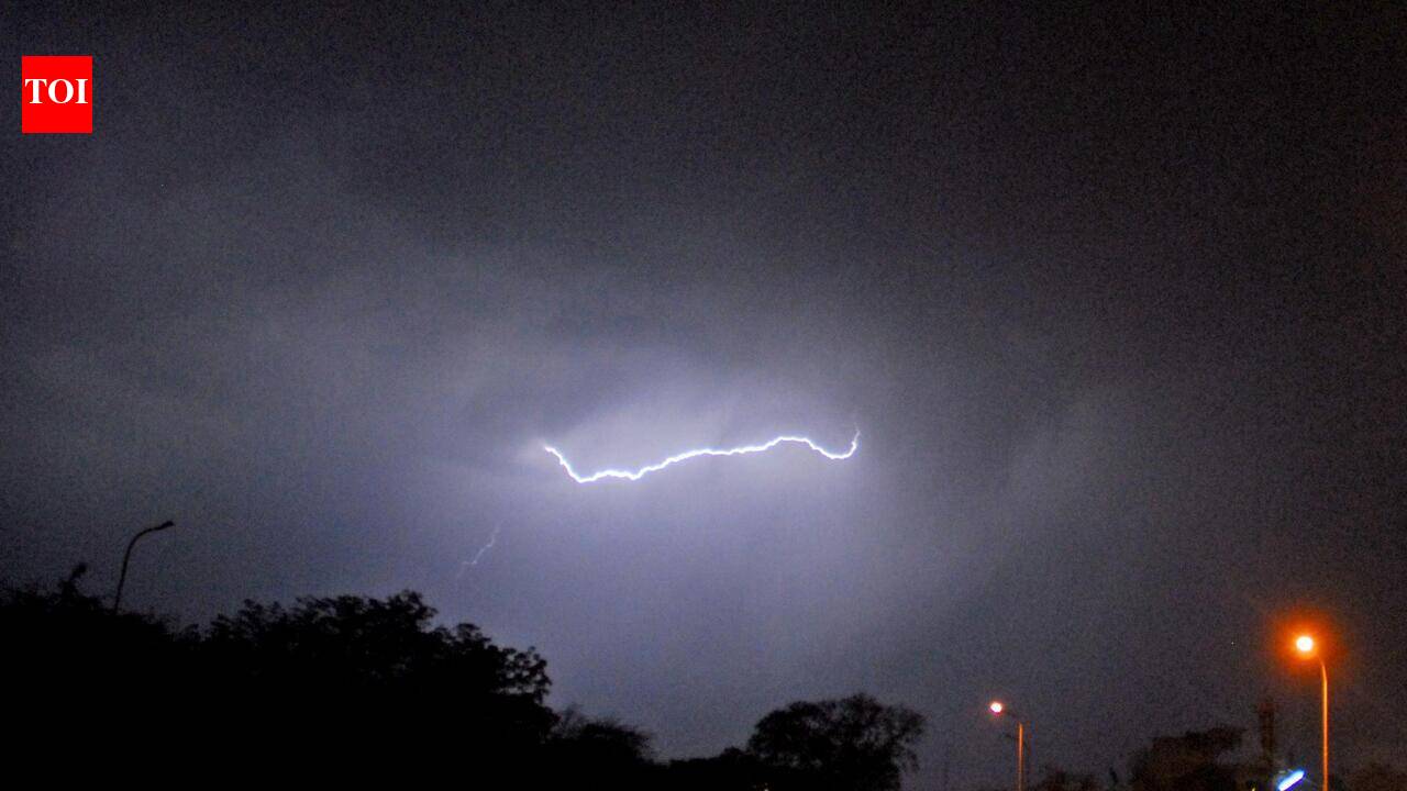 Lightning strike claims woman’s life, hurts child in Bakhtiyarpur