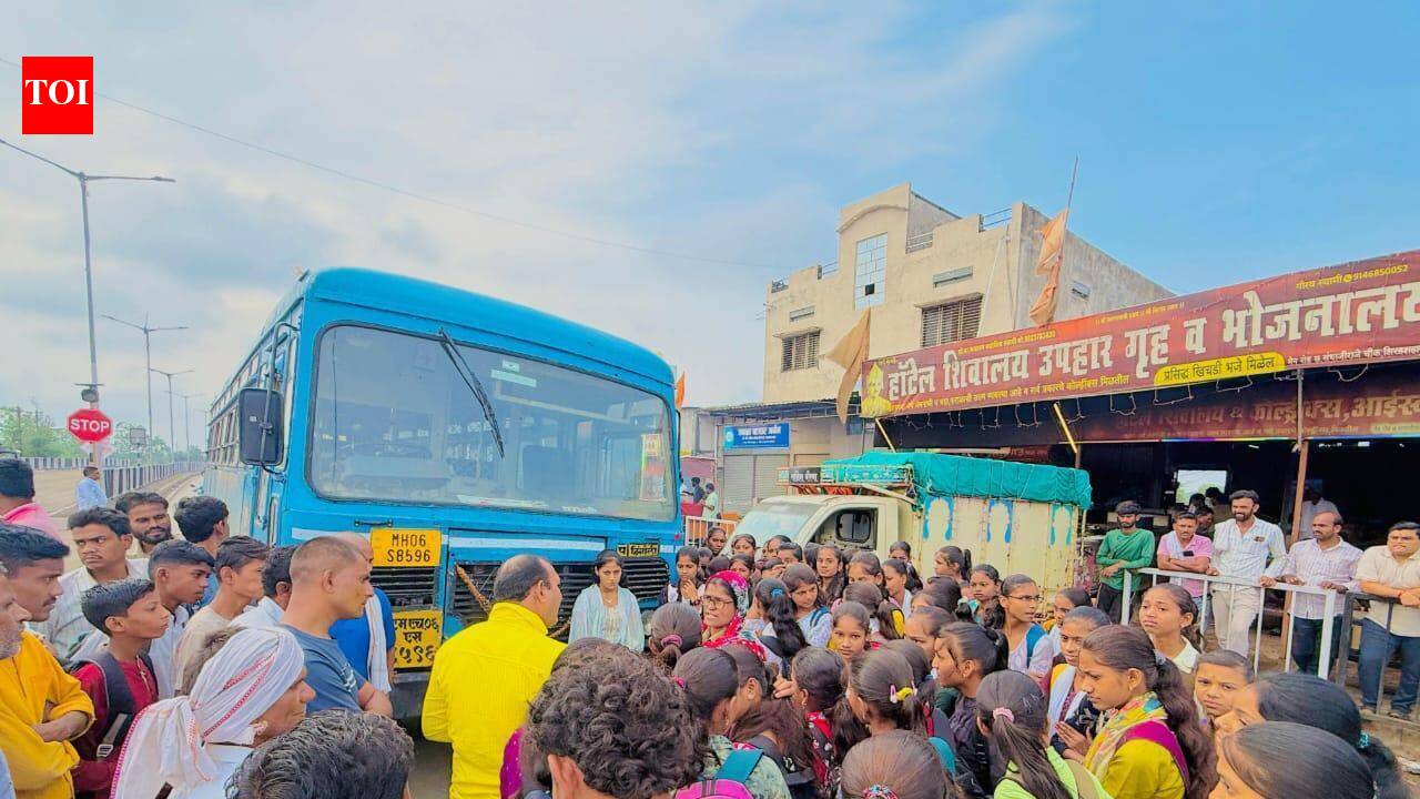 ​​Late buses, lost lessons: How a state human development scheme is failing Hingoli girls
