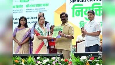 Hemant appoints 1,042 assistant teachers to strengthen govt schools