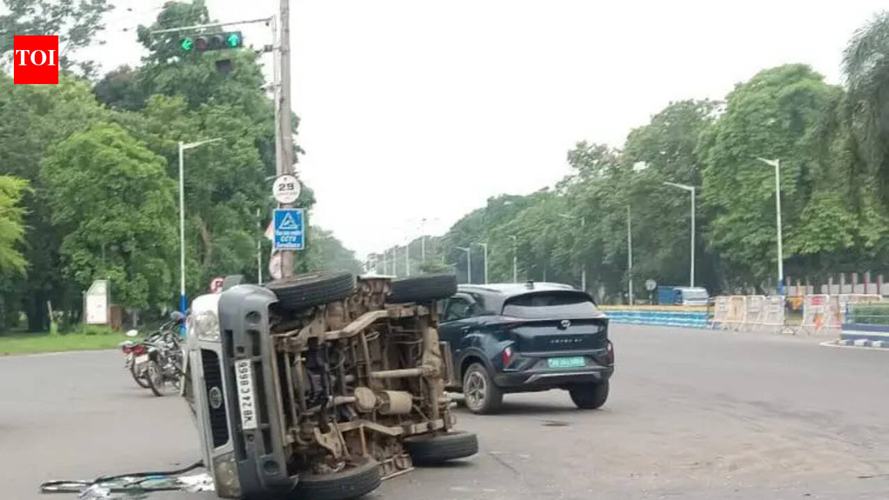 Three students injured in pool car crash | Kolkata News - The Times of ...