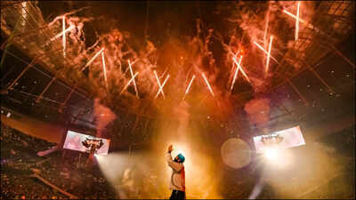 Arijit Singh goes viral for belting out dance moves to Shah Rukh Khan’s ‘Chaleya’; Fans say ‘thought it's AI’