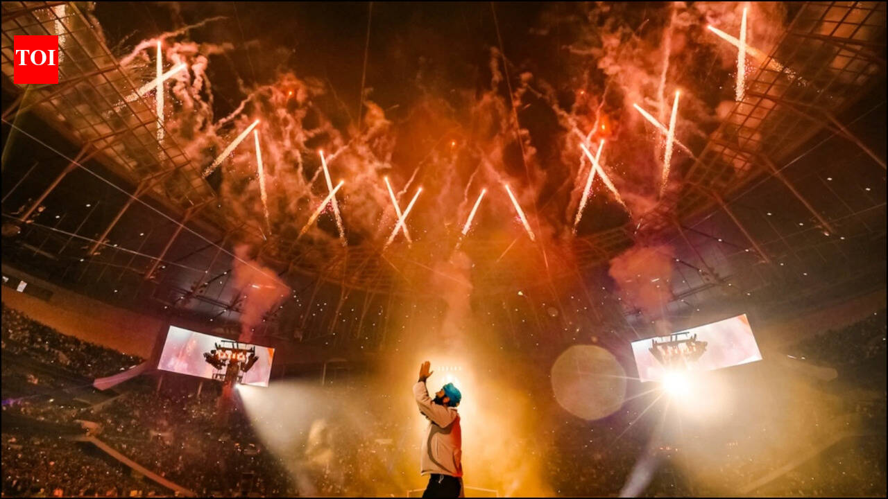 Arijit Singh goes viral for belting out dance moves to Shah Rukh Khan’s ‘Chaleya’; Fans say ‘thought it's AI’