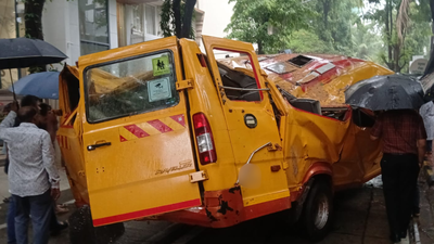 11-year-old dies, 4 injured after tree falls on school bus in Mumbai's Chembur