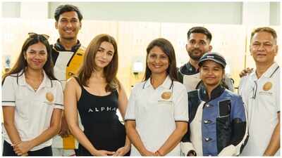  Alia Bhatt meets India's shooting icon Anjali Bhagwat in Pune ahead of her movie release